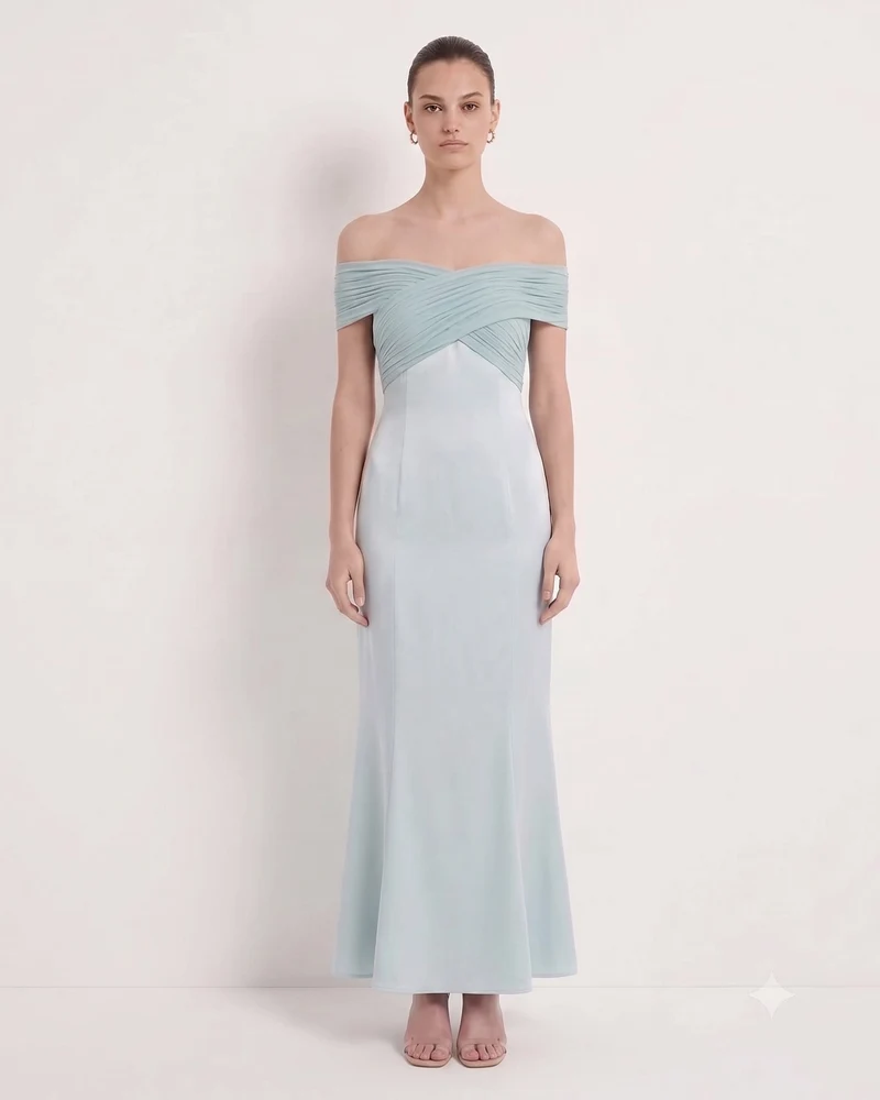 Plissee-Maxikleid aus Satin mit überkreuztem Neckholder – Staubblau