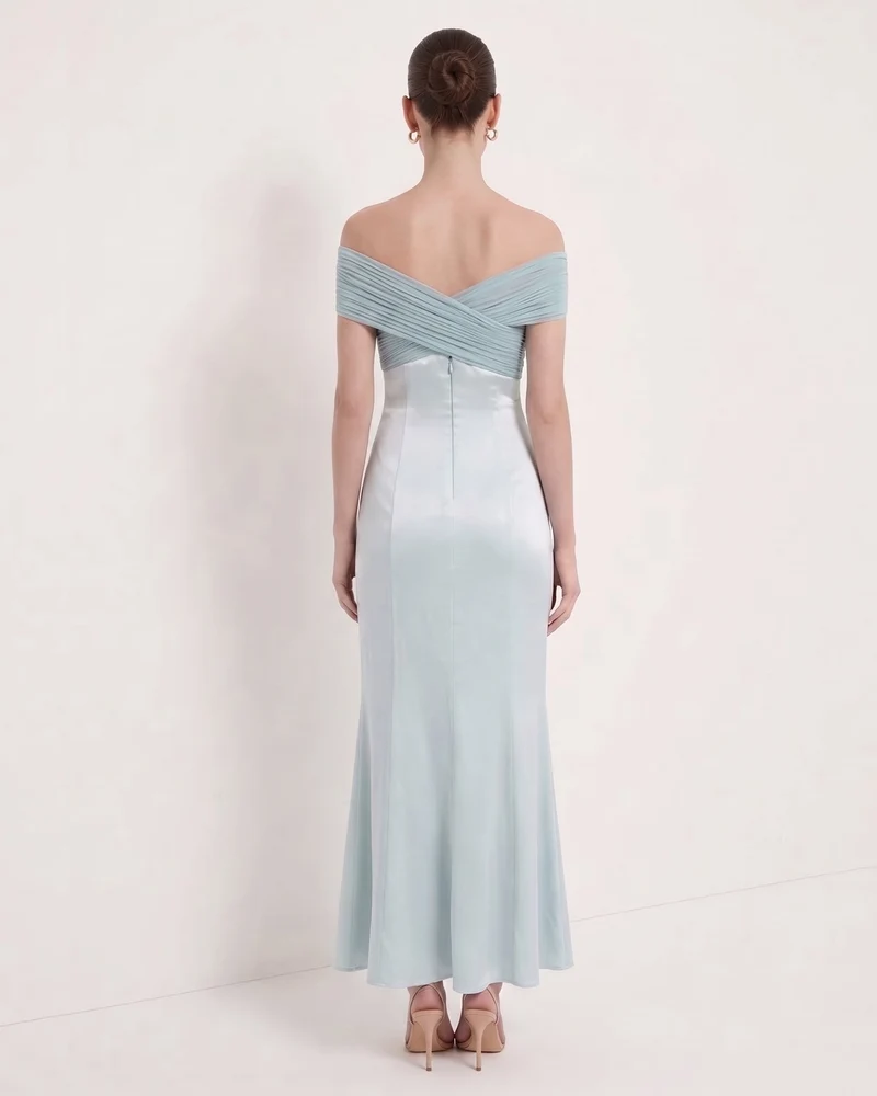 Plissee-Maxikleid aus Satin mit überkreuztem Neckholder – Staubblau