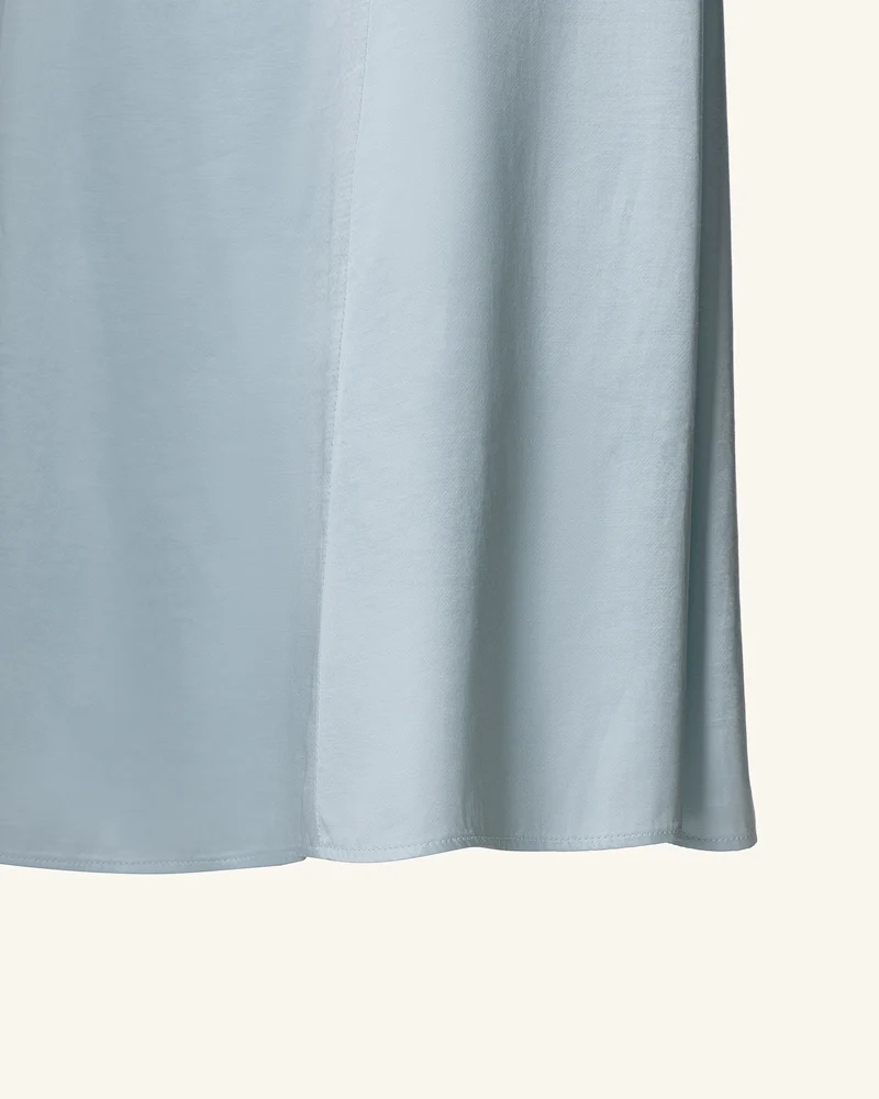 Plissee-Maxikleid aus Satin mit überkreuztem Neckholder – Staubblau