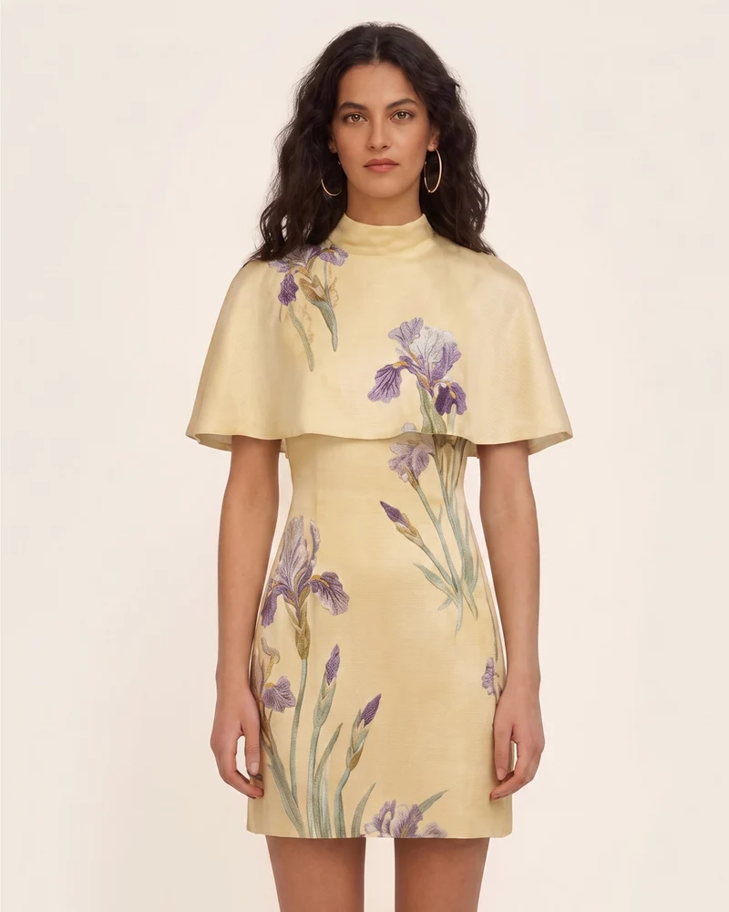 Iris Minikleid mit Print und Cape-Überwurf – Pastellgelb