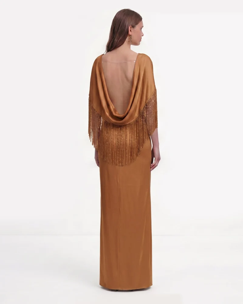 Satin-Maxikleid mit Fransen und Cape – Karamellbraun