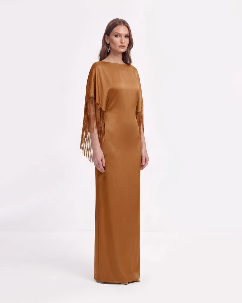 Satin-Maxikleid mit Fransen und Cape – Karamellbraun