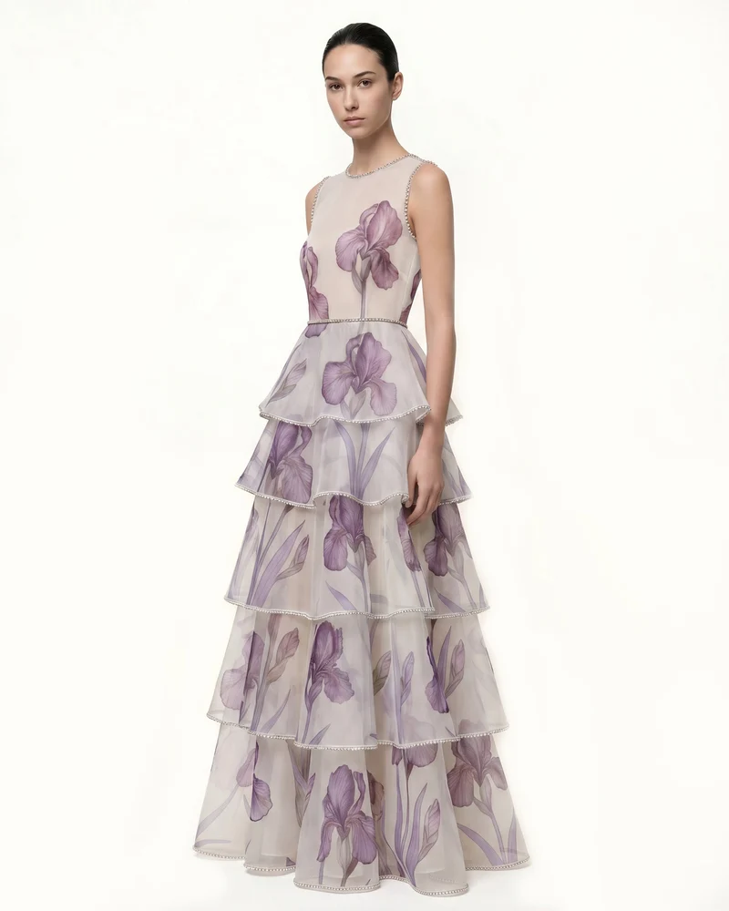 Gestuftes Organza-Maxikleid mit Iris-Print und Schmucksteinbesatz - Weiß/Lila