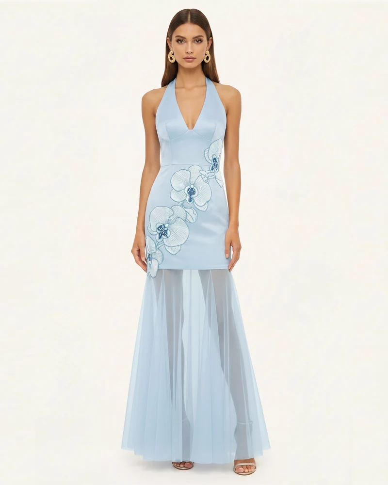 Neckholder-Maxikleid mit Orchideen-Stickerei und transparentem Saum – Hellblau
