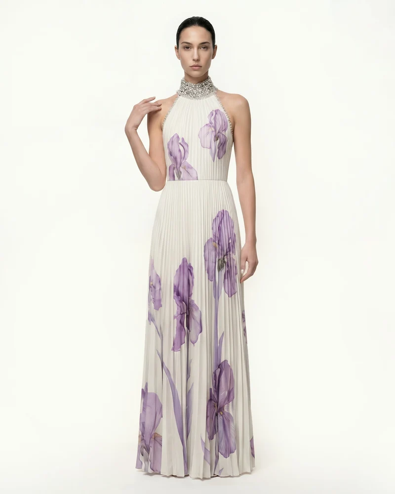 Plissiertes Maxikleid mit Neckholder, Schmucksteinkragen und Iris-Print - Weiß/Lila