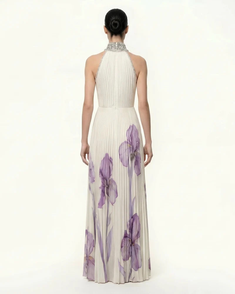 Plissiertes Maxikleid mit Neckholder, Schmucksteinkragen und Iris-Print - Weiß/Lila