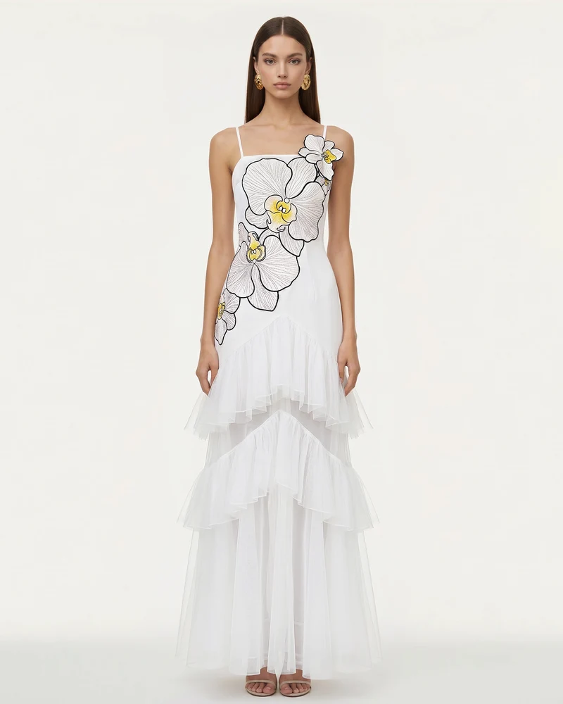 Trägerloses Tüll-Maxikleid mit Orchideenstickerei und Rüschen - Weiß