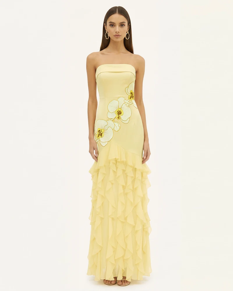 Trägerloses Maxikleid mit Orchideenstickerei und Rüschen - Blassgelb