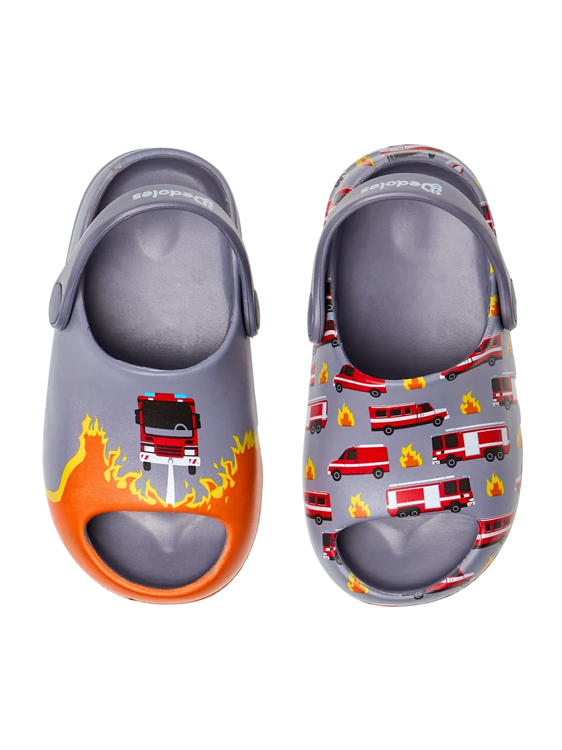 Lustige chunky Baby-Clog-Sandalen Feuerwehrleute in Aktion