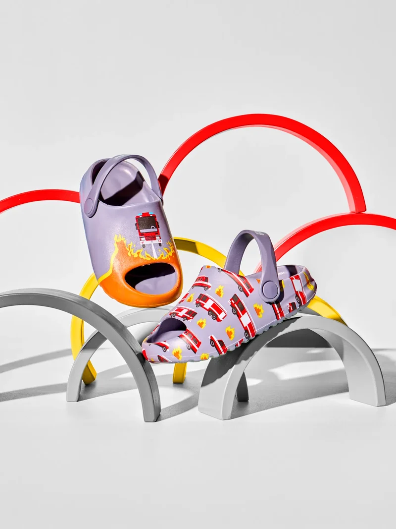 Lustige chunky Baby-Clog-Sandalen Feuerwehrleute in Aktion