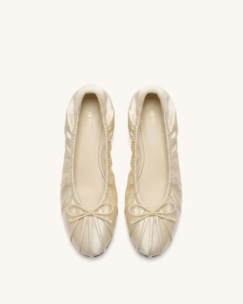 Solenne Satin-Ballerinas mit Raffung und Kordelzug – Beige