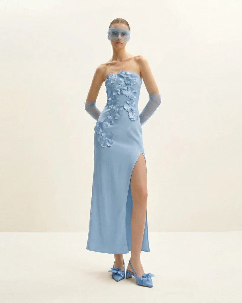 Langes Kleid mit Blumenstickerei - Blau