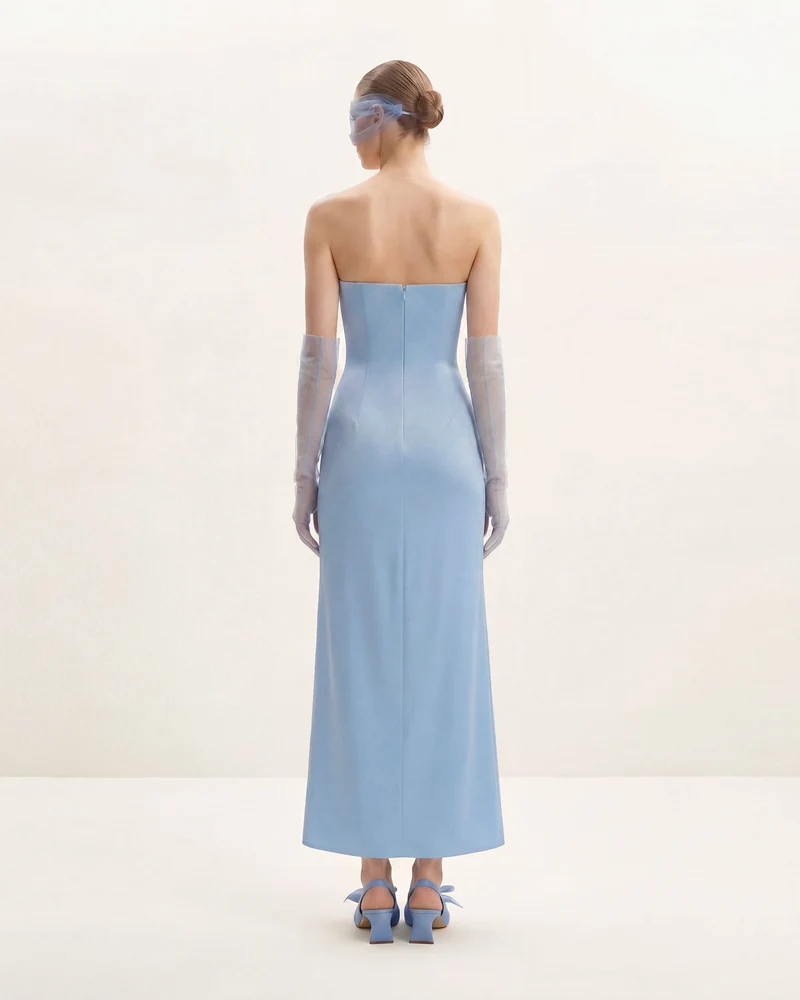 Langes Kleid mit Blumenstickerei - Blau