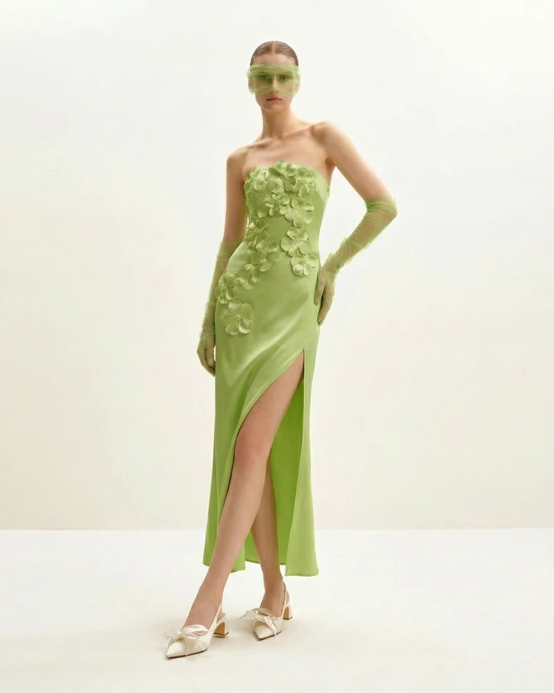 Langes Kleid mit Blumenstickerei - Grün