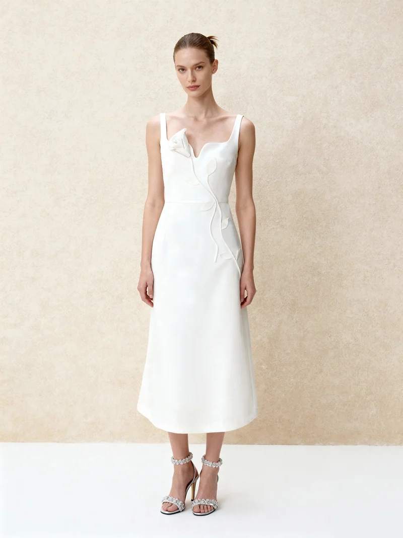 Asymmetrisches Abendkleid mit Herzausschnitt und 3D-Rankenapplikationen – Weiß