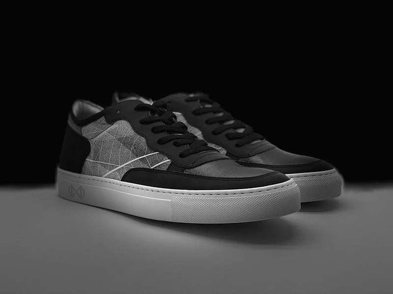nat-2™ Skeleton leaves white black reflective