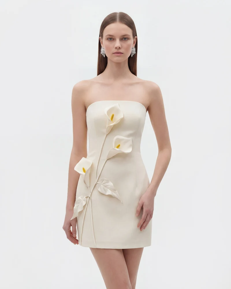 Trägerloses Kleid mit Blumen-Applikationen - Weiß