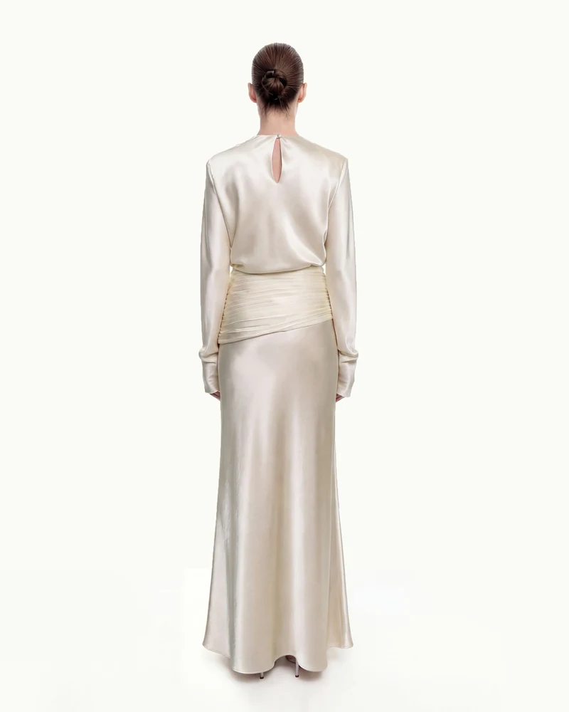Satiniertes Maxikleid mit Drapierung - Creme