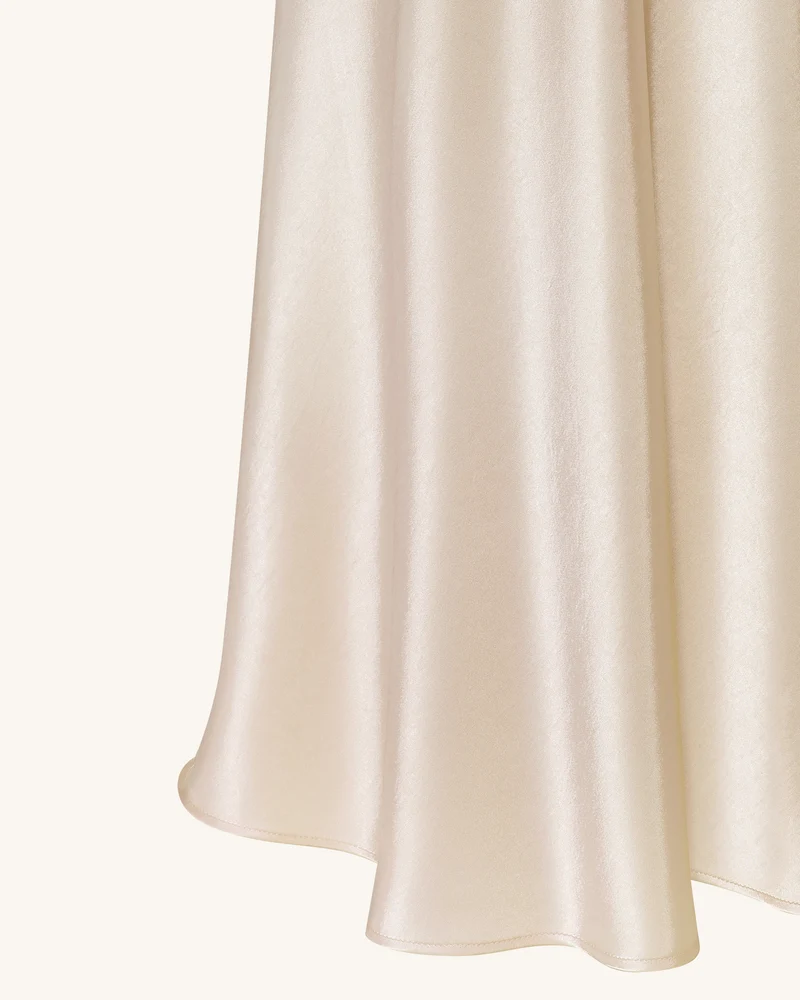 Satiniertes Maxikleid mit Drapierung - Creme