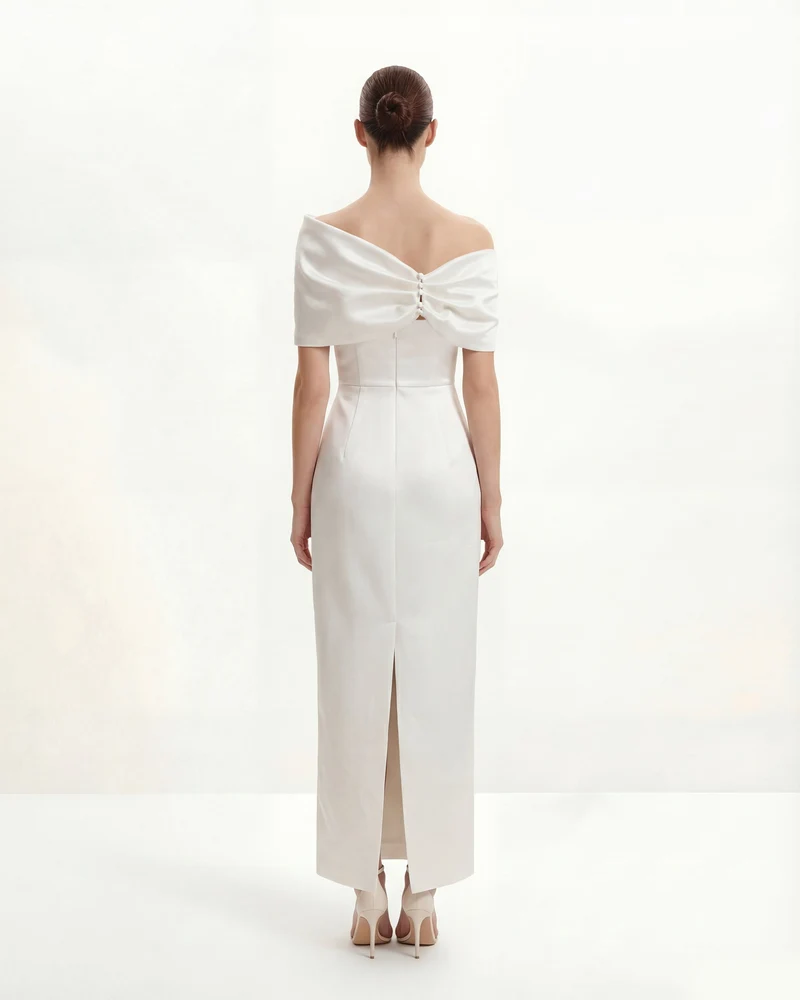 Satin-Maxikleid mit asymmetrischer Schleife – Weiß