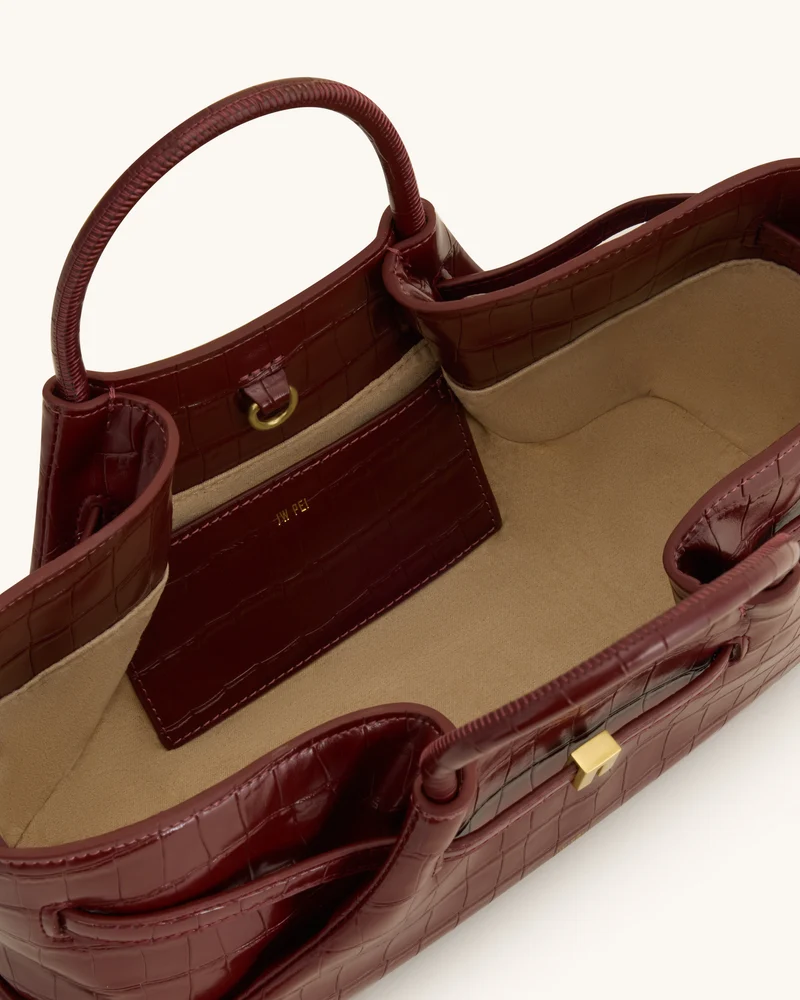 Maeve Tote Bag mit Dackel-Metallanhänger – Burgund in Kroko-Optik