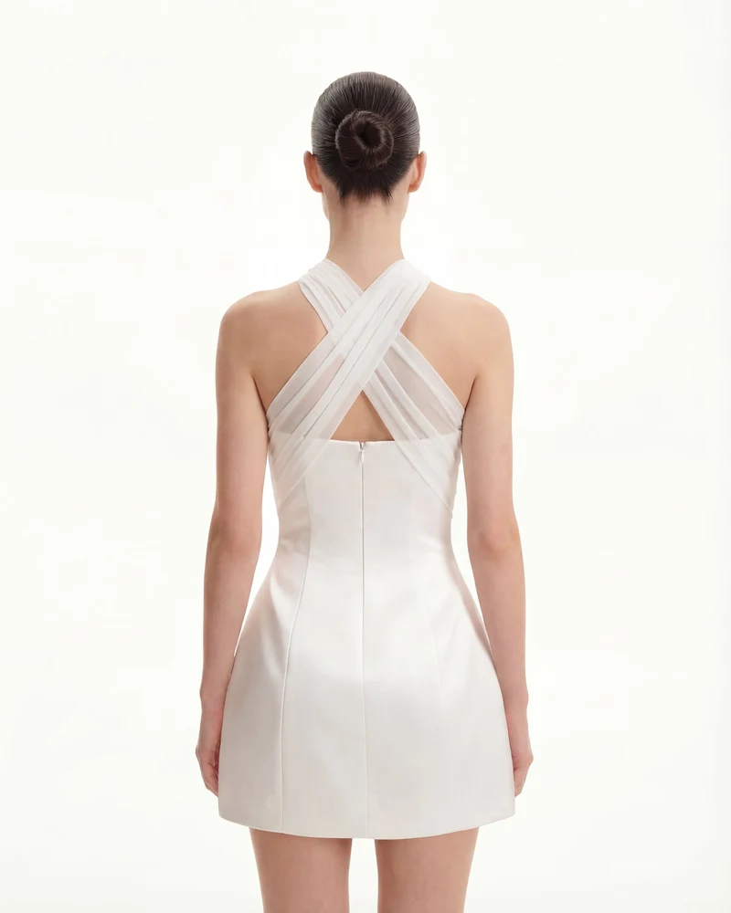Satin-Minikleid mit gekreuztem Tüll-Neckholder – Weiß