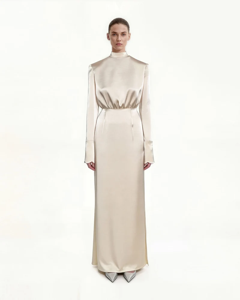 Figurbetontes Satin-Maxikleid mit Stehkragen und strukturierten Schultern - Creme