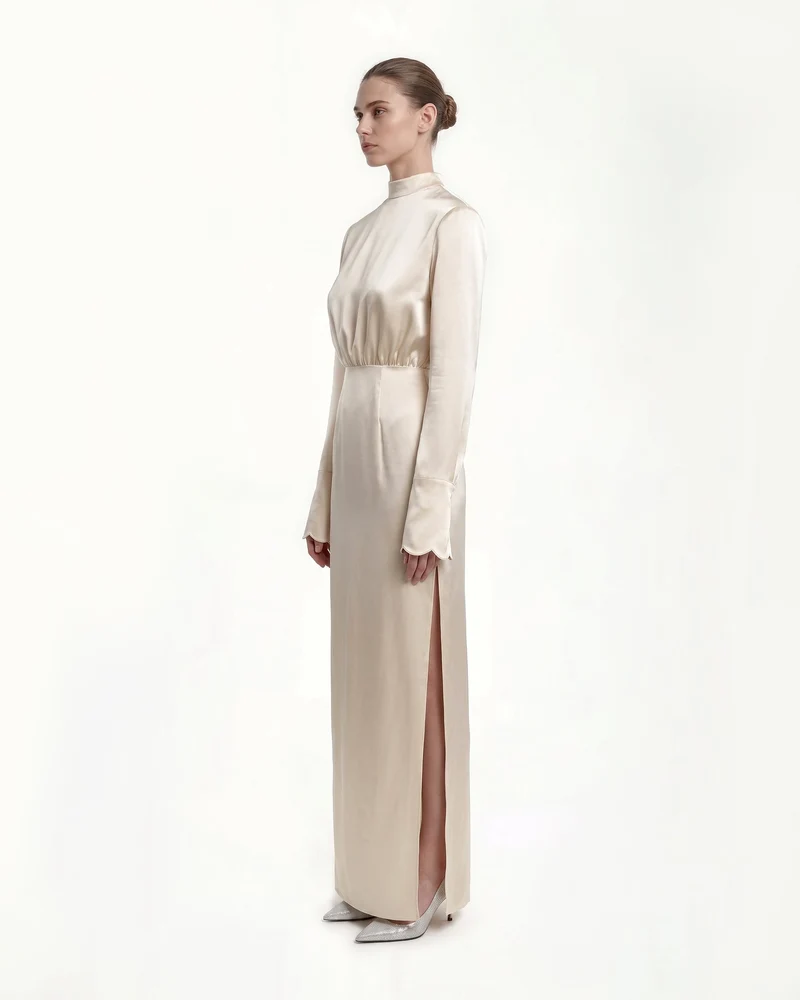 Figurbetontes Satin-Maxikleid mit Stehkragen und strukturierten Schultern - Creme