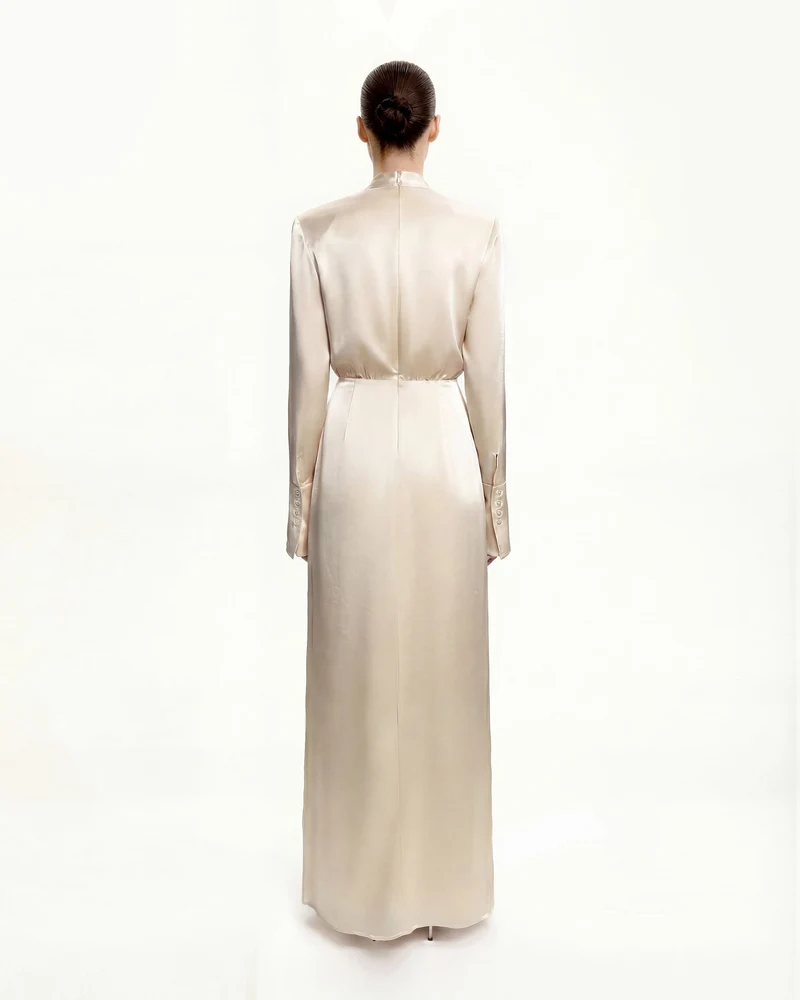 Figurbetontes Satin-Maxikleid mit Stehkragen und strukturierten Schultern - Creme