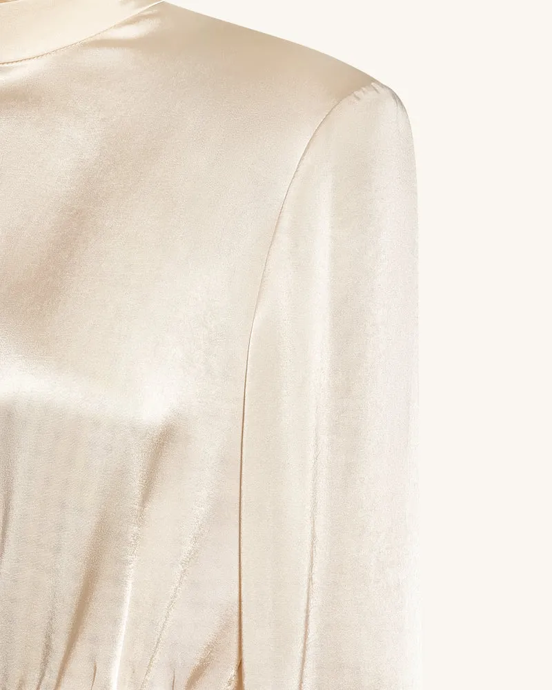 Figurbetontes Satin-Maxikleid mit Stehkragen und strukturierten Schultern - Creme