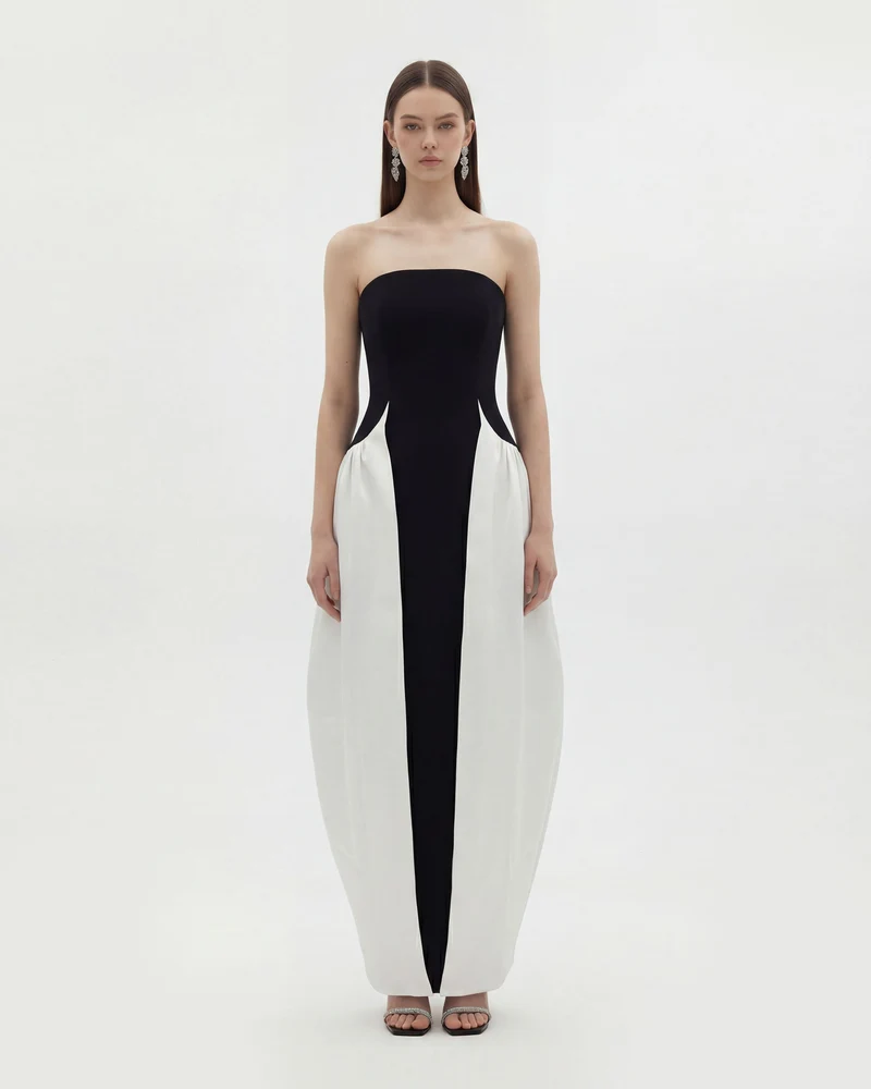Monochromes trägerloses Maxikleid mit Paneelen und skulpturaler Form - Schwarz