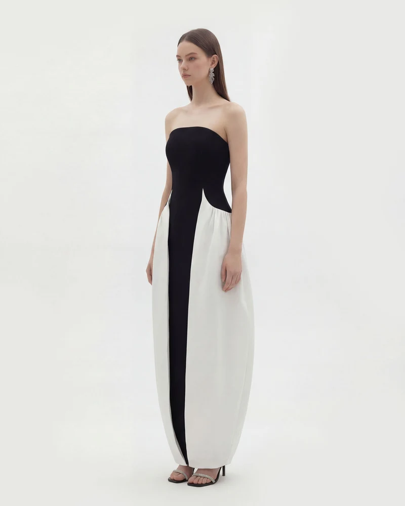 Monochromes trägerloses Maxikleid mit Paneelen und skulpturaler Form - Schwarz
