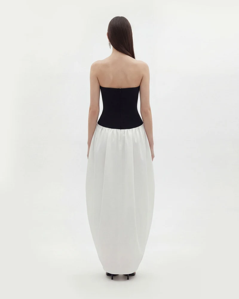 Monochromes trägerloses Maxikleid mit Paneelen und skulpturaler Form - Schwarz