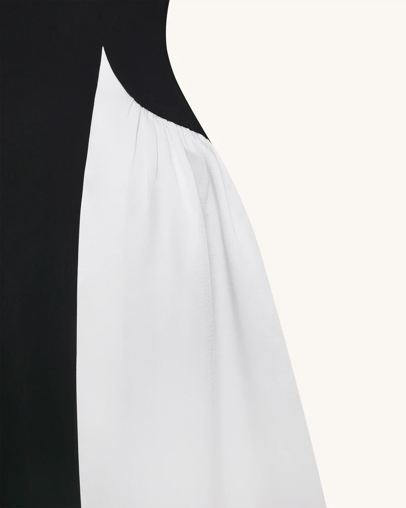 Monochromes trägerloses Maxikleid mit Paneelen und skulpturaler Form - Schwarz