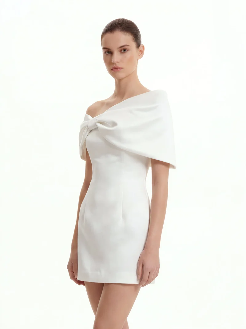 Weißes Satin-Minikleid mit asymmetrischer Schleife
