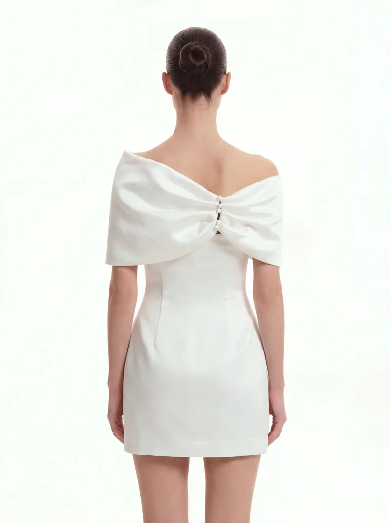 Weißes Satin-Minikleid mit asymmetrischer Schleife