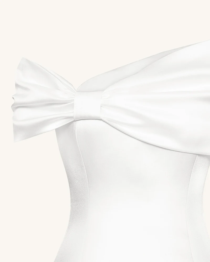 Weißes Satin-Minikleid mit asymmetrischer Schleife