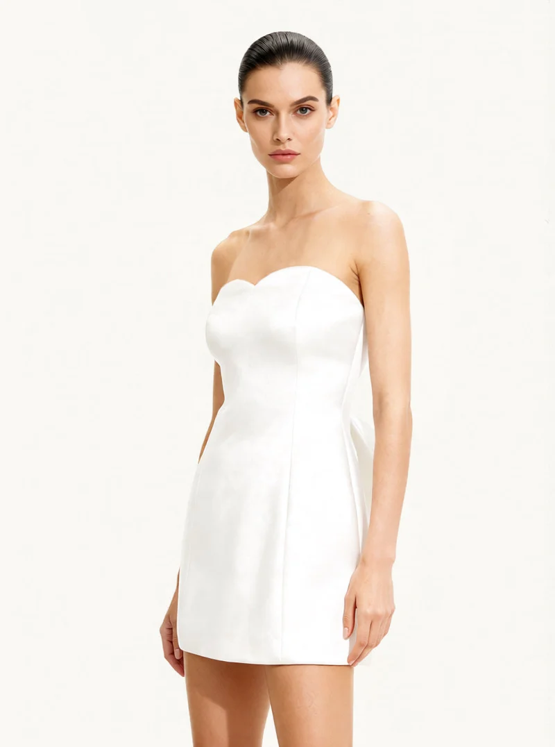Satin trägerloses Minikleid mit Schleife hinten - Weiß