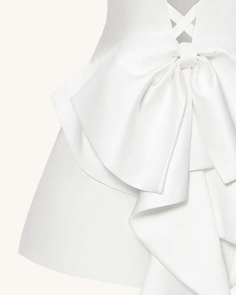 Satin trägerloses Minikleid mit Schleife hinten - Weiß