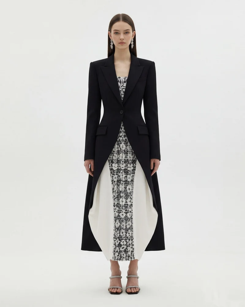 Strukturierter Maxiblazer mit Spitzrevers im Cutaway-Stil - Schwarz