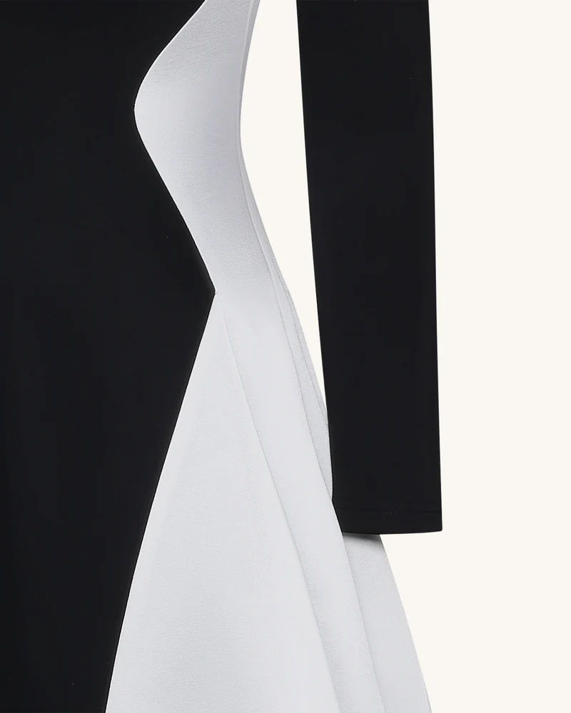 Monochromes Maxikleid im Paneel-Design mit tiefem V-Ausschnitt und langen Ärmeln - Schwarz