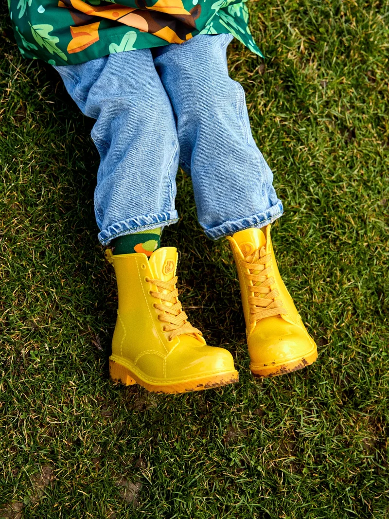 Lustige goldgelbe Regenstiefel für Kinder
