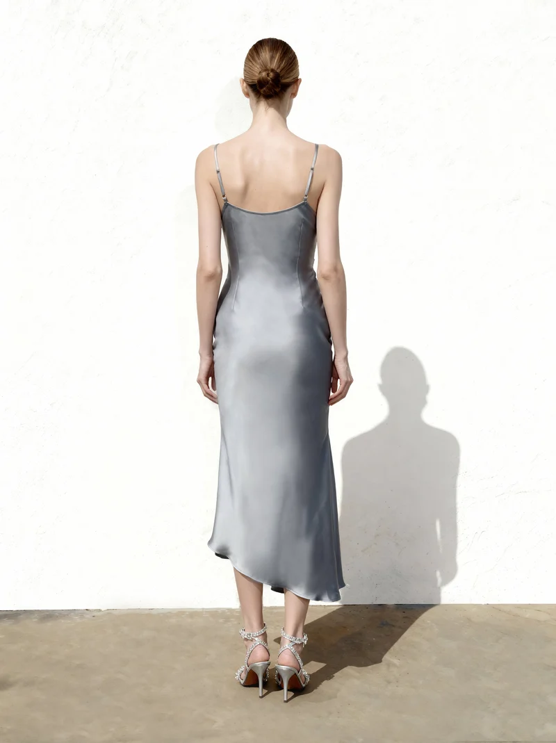 Liquid Satin Abendkleid mit Wasserfallausschnitt und Schlitz - Silber