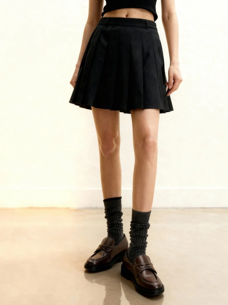 Plissierter Minirock aus Satin - Schwarz