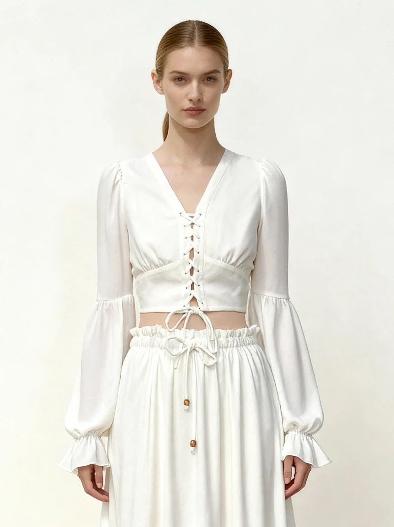 Kurze Chiffonbluse mit Laternenärmeln und Bindedetail vorne - Weiß