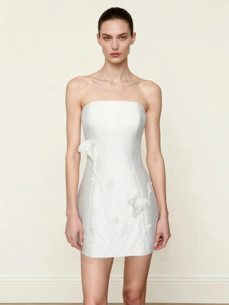 Trägerloses Mini-Kleid mit 3D-Rankenblumen – Weiß