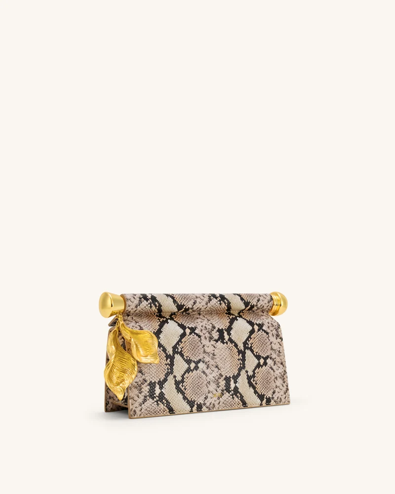 Holly Schlangenhaut-Clutch mit Metallanhänger – Apricot