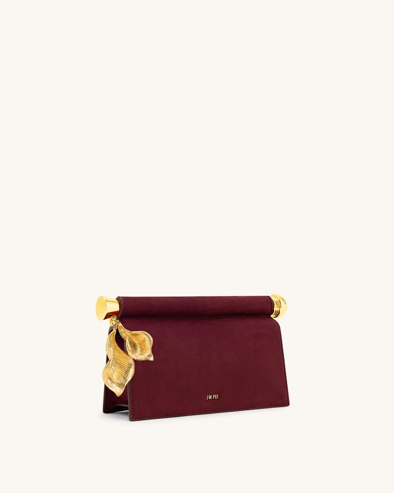 Holly Clutch aus Kunstwildleder mit Metallanhänger - Rötlich Braun