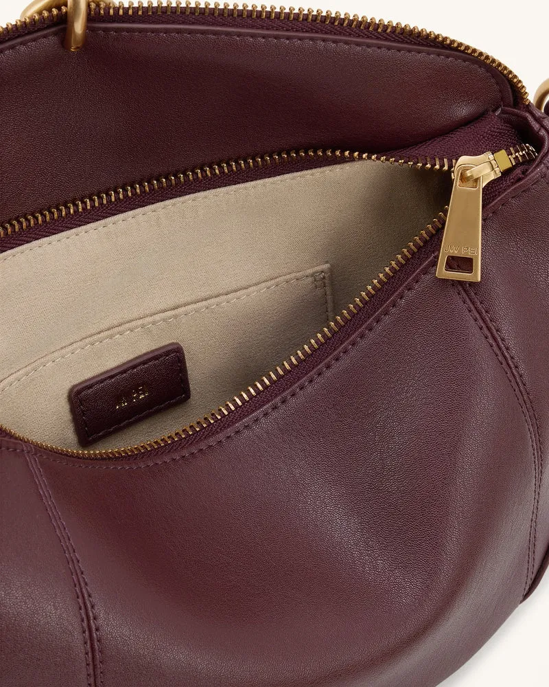 Jayla Schultertasche mit Metallanhänger - Dunkles Burgunderrot