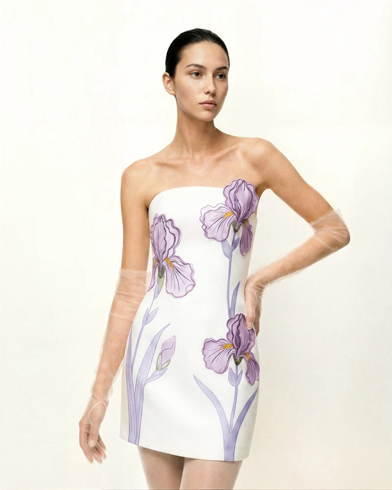 Schulterfreies Kleid mit Irisblumenmuster – Weiß